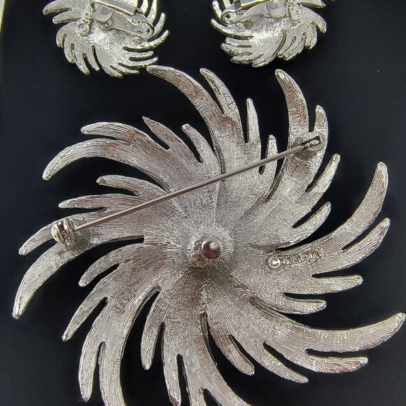 Sarah Coventry Brooch and Clip-on Earrings Set 1950s Silver-tone Faux Pearl Swir - Picture 3 of 6